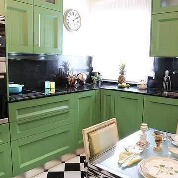 Cocina con muebles verdes
