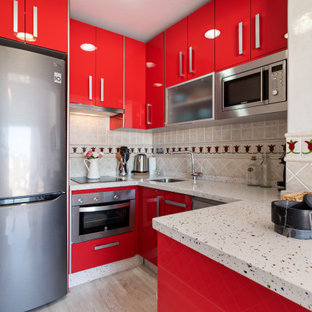 Diseño de cocina en U, actual, pequeña, con fregadero de un seno, armarios con paneles lisos, puertas de armario rojas, salpicadero de azulejos de cerámica, suelo beige, encimeras grises, encimera de granito, salpicadero beige, electrodomésticos de acero inoxidable, suelo de baldosas de porcelana y península