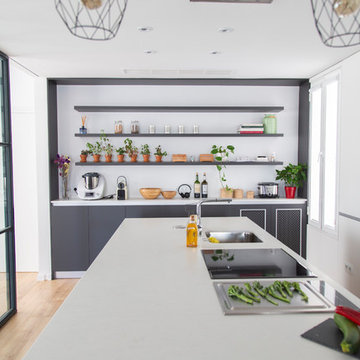 Cocina moderna, con isla y muebles color antracita