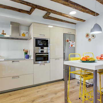 Cocina moderna integrada en una vivienda con historia.