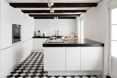 バレンシアにあるエクレクティックスタイルのおしゃれなキッチンの写真