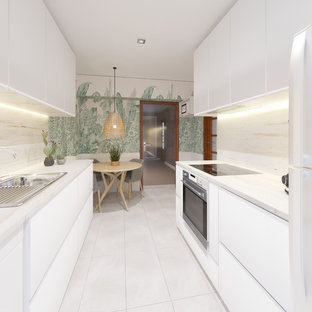 Diseño de cocina comedor de galera, contemporánea, sin isla, con armarios con paneles lisos, puertas de armario blancas, encimeras blancas, fregadero encastrado, salpicadero beige y suelo blanco