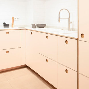 Esempio di una cucina ad U nordica chiusa e di medie dimensioni con lavello da incasso, ante in stile shaker, ante rosa, top in laminato, paraspruzzi bianco, paraspruzzi con piastrelle in ceramica, elettrodomestici in acciaio inossidabile, pavimento in pietra calcarea, nessuna isola, pavimento nero, top rosa e soffitto ribassato