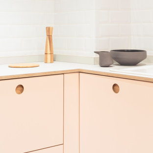 Idée de décoration pour une cuisine nordique en U fermée et de taille moyenne avec un évier posé, un placard à porte shaker, des portes de placard rose, un plan de travail en stratifié, une crédence blanche, une crédence en carreau de céramique, un électroménager en acier inoxydable, un sol en calcaire, aucun îlot, un sol noir, un plan de travail rose et un plafond décaissé.