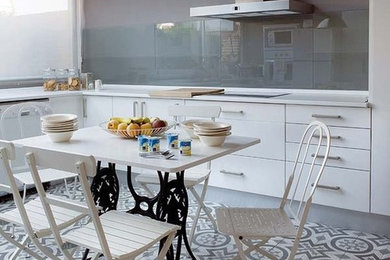 Foto de cocina clásica renovada de tamaño medio sin isla con armarios con paneles lisos, puertas de armario blancas, electrodomésticos blancos y suelo de baldosas de cerámica
