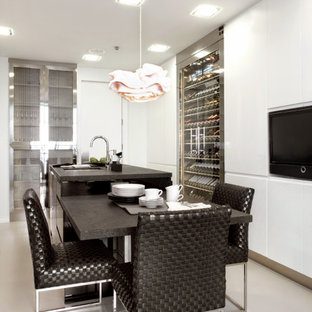 Modelo de cocina en U, contemporánea, grande, con fregadero bajoencimera, armarios con paneles lisos, puertas de armario blancas, electrodomésticos con paneles, una isla, suelo gris y encimeras negras