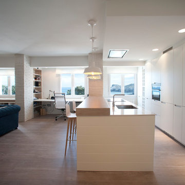 Diseño interior de vivienda con vistas al mar