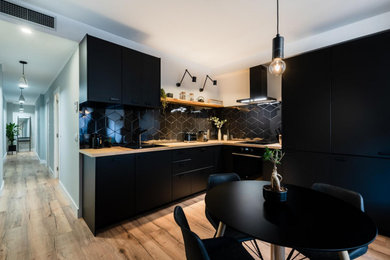 El apartamento de la cocina en negro