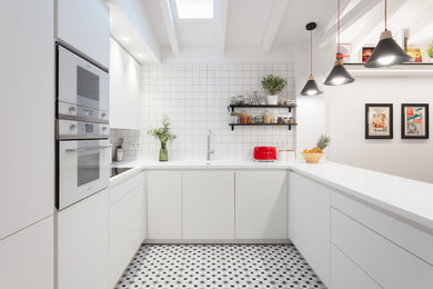 Foto de cocinas en U contemporáneo abierto con encimeras blancas