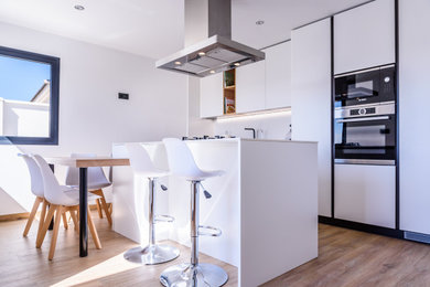 Идея дизайна: кухня среднего размера в стиле модернизм с полом из керамической плитки, островом и белой столешницей