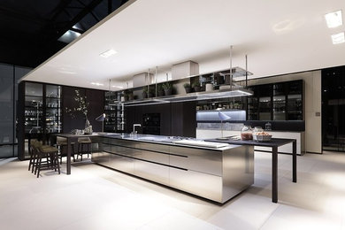 Große Moderne Küche in L-Form mit Kücheninsel in Bilbao
