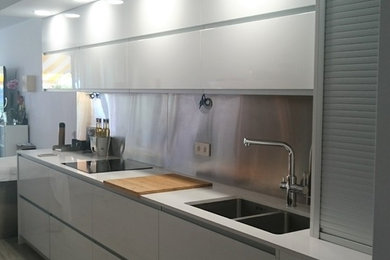 Foto de cocina lineal minimalista abierta