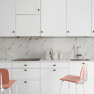 Ejemplo de cocina nórdica con fregadero bajoencimera, armarios estilo shaker, puertas de armario blancas, salpicadero multicolor, salpicadero de losas de piedra, suelo multicolor y encimeras blancas
