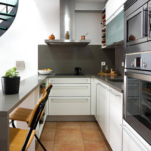 Diseño de cocina comedor en L, contemporánea, pequeña, con fregadero bajoencimera, armarios con paneles lisos, puertas de armario blancas, encimera de cuarzo compacto, salpicadero verde, salpicadero de mármol, electrodomésticos de acero inoxidable, suelo de baldosas de cerámica, suelo naranja, encimeras grises y península