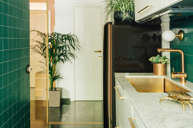 バルセロナにあるコンテンポラリースタイルのおしゃれなI型キッチン (フラットパネル扉のキャビネット、白いキャビネット、クオーツストーンカウンター、緑のキッチンパネル、アイランドなし、緑の床、白いキッチンカウンター、アンダーカウンターシンク、セラミックタイルのキッチンパネル、黒い調理設備) の写真