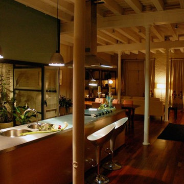 Loft. Cocina abierta al salón con vigas originales y jardín interior