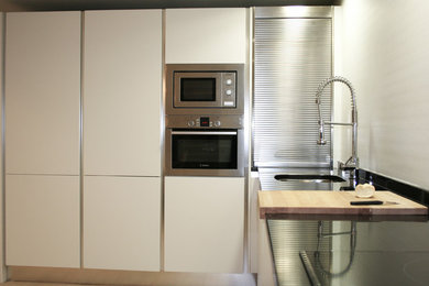 Example of a transitional kitchen design in Bilbao