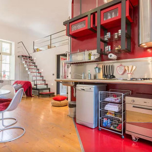 Offene, Einzeilige Industrial Küche ohne Insel mit offenen Schränken und Küchenrückwand in Metallic in Madrid