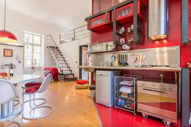 На фото: прямая кухня-гостиная в стиле лофт с открытыми фасадами и фартуком цвета металлик без острова