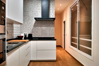 Example of a trendy kitchen design in Seville