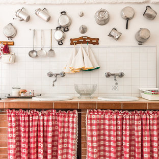 Esempio di una cucina country con lavello da incasso e paraspruzzi bianco