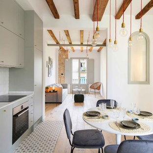 Modelo de cocina lineal, escandinava, abierta, sin isla, con armarios con paneles lisos, puertas de armario grises, salpicadero blanco, salpicadero de azulejos tipo metro, suelo multicolor y encimeras blancas
