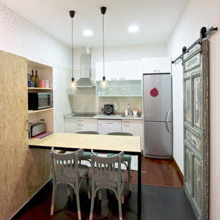 Ejemplo de cocina comedor lineal, nórdica, con armarios con paneles lisos, puertas de armario blancas, electrodomésticos de acero inoxidable, salpicadero blanco, suelo de madera oscura y encimeras verdes