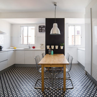 Diseño de cocina en U, escandinava, grande, cerrada, sin isla, con fregadero bajoencimera, armarios con paneles lisos, puertas de armario blancas, encimera de cuarzo compacto, salpicadero blanco, salpicadero de azulejos de cerámica, electrodomésticos de acero inoxidable, suelo de baldosas de cerámica, suelo multicolor y encimeras blancas