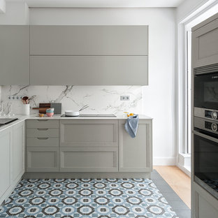 Ejemplo de cocina comedor en L, contemporánea, grande, con armarios con paneles con relieve, puertas de armario grises, encimera de mármol, salpicadero blanco, salpicadero de mármol, electrodomésticos de acero inoxidable, suelo multicolor, encimeras blancas, fregadero de un seno, suelo de baldosas de cerámica y una isla