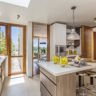 Esempio di una cucina ad U contemporanea chiusa con lavello a vasca singola, ante lisce, ante in legno scuro, paraspruzzi bianco, elettrodomestici in acciaio inossidabile, isola, top bianco e pavimento beige