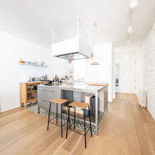 Imagen de cocina en L, contemporánea, abierta, con suelo de azulejos de cemento, una isla y suelo multicolor