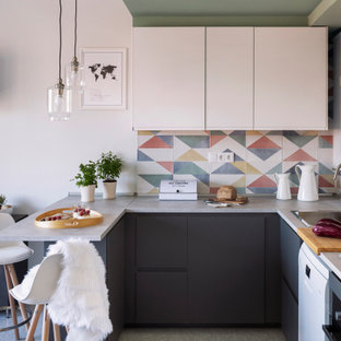 Modelo de cocina en U, contemporánea, de tamaño medio, con fregadero de un seno, armarios con paneles lisos, encimera de laminado, salpicadero multicolor, salpicadero de azulejos de porcelana, encimeras grises, puertas de armario grises, electrodomésticos blancos, península y suelo gris