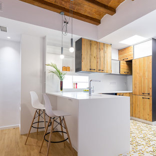 Diseño de cocina en U, mediterránea, de tamaño medio, con fregadero de un seno, puertas de armario de madera oscura, encimera de acrílico, salpicadero blanco, suelo de baldosas de cerámica, encimeras blancas, armarios con paneles lisos, península y suelo multicolor