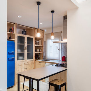 Modelo de cocina comedor en U, urbana, pequeña, con armarios con paneles lisos, puertas de armario de madera clara, encimera de madera, salpicadero beige, electrodomésticos de colores, suelo de madera en tonos medios, península, salpicadero con mosaicos de azulejos y suelo marrón