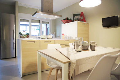 Exempel på ett stort modernt linjärt kök och matrum, med en undermonterad diskho, släta luckor, skåp i ljust trä, bänkskiva i kvarts, vitt stänkskydd, rostfria vitvaror, klinkergolv i keramik, en halv köksö och grått golv