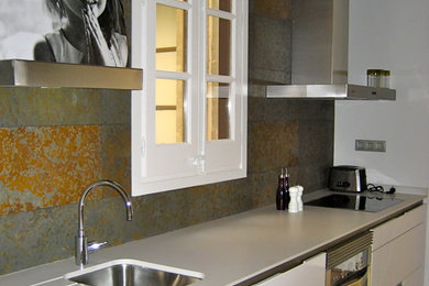 Imagen de cocina moderna con fregadero bajoencimera, electrodomésticos de acero inoxidable y suelo de baldosas de cerámica