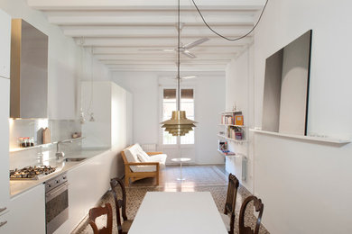 Foto de cocina comedor lineal mediterránea de tamaño medio sin isla con fregadero de un seno, armarios con paneles lisos y puertas de armario blancas