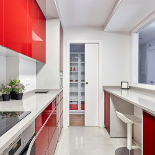 Ejemplo de cocina de galera, actual, pequeña, cerrada, sin isla, con armarios con paneles lisos, puertas de armario rojas, salpicadero blanco, salpicadero de azulejos de porcelana, electrodomésticos de acero inoxidable, suelo de baldosas de porcelana, suelo gris y encimeras grises