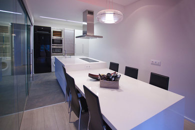 Kitchen - modern kitchen idea in Bilbao