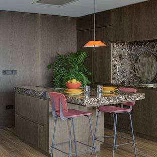 Ejemplo de cocina de galera, actual, con una isla, encimeras marrones, armarios con paneles lisos, puertas de armario de madera oscura, salpicadero marrón, electrodomésticos con paneles, suelo de madera en tonos medios y suelo marrón