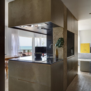 Imagen de cocina moderna con puertas de armario grises y encimeras negras