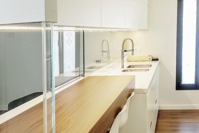 Foto de cocina lineal escandinava de tamaño medio abierta sin isla con armarios con paneles lisos y puertas de armario blancas