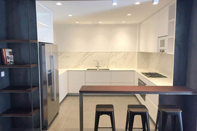 Immagine di una grande cucina minimalista