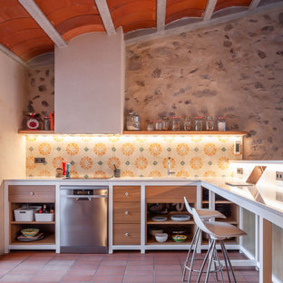 Ejemplo de cocina comedor en L, mediterránea, de tamaño medio, con fregadero de un seno, armarios abiertos, puertas de armario de madera oscura, encimera de mármol, salpicadero multicolor, salpicadero con mosaicos de azulejos, electrodomésticos de acero inoxidable, suelo de baldosas de porcelana, suelo rojo, encimeras blancas y península