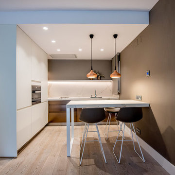 Una cocina Arclinea Barcelona donde el protagonista es el bronce