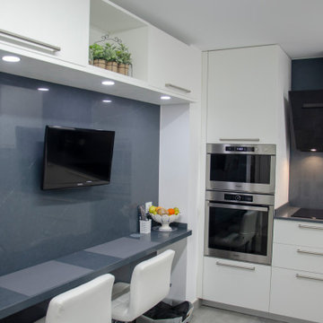Una cocina muy ordenada, limpia y práctica
