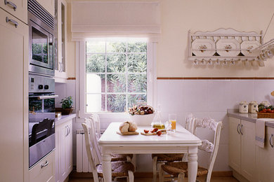 Inspiration for a shabby-chic style kitchen in Barcelona.