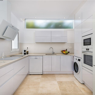 Modelo de cocina en U, contemporánea, sin isla, con fregadero bajoencimera, armarios con paneles lisos, puertas de armario blancas, electrodomésticos blancos, suelo beige y encimeras beige