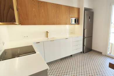 Foto de cocinas en L minimalista con encimeras blancas