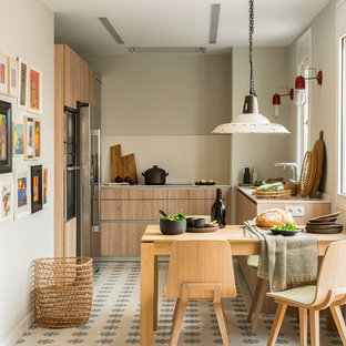 Imagen de cocina comedor en U, costera, de tamaño medio, sin isla, con fregadero integrado, armarios con paneles lisos, puertas de armario de madera clara, encimera de laminado, salpicadero beige, electrodomésticos de acero inoxidable, encimeras beige y suelo multicolor